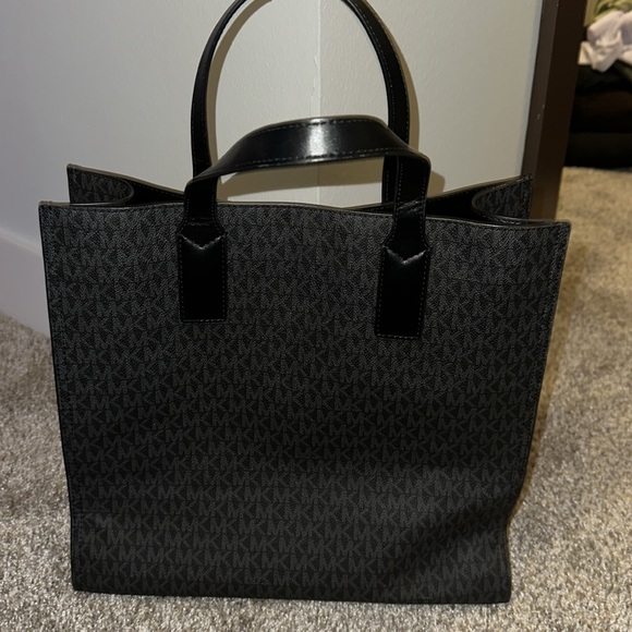 MENS BLACK MESSENGER BAG. LIKE NEW. - Picture 2 of 4